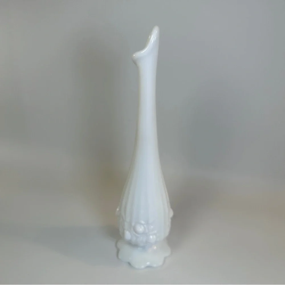 VTG Fenton White Milk‎ Glass Swung Bud Vase Rose Flowers Floral Roses Opaque